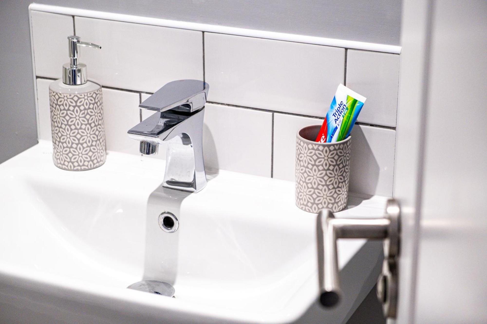 City Centre Emerald Escape - Sleeps-6, 2Beds & 2Baths , Netflix , Free Internet Birmingham Buitenkant foto