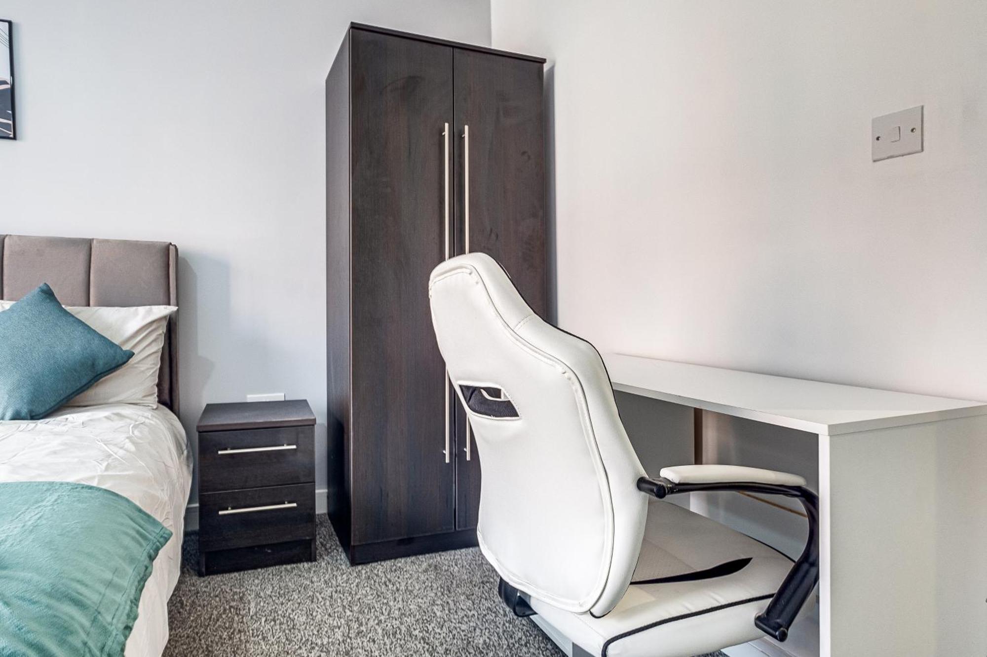 City Centre Emerald Escape - Sleeps-6, 2Beds & 2Baths , Netflix , Free Internet Birmingham Buitenkant foto